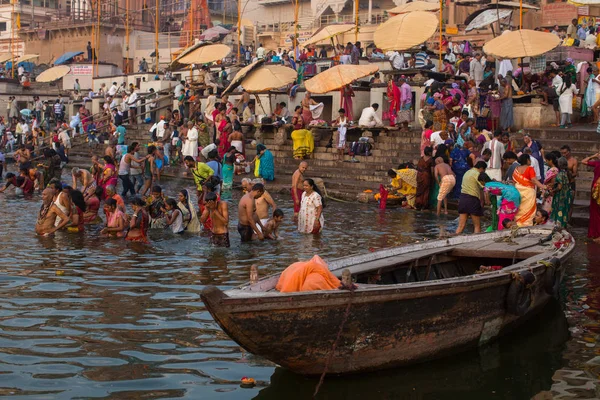 Varanasi Hindistan Mar 2018 Hacılar Sabahın Erken Saatlerinde Kutsal Ganj — Stok fotoğraf
