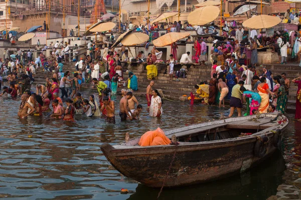 Varanasi Índia Mar 2018 Peregrinos Mergulham Água Sagrado Rio Ganges — Fotografia de Stock