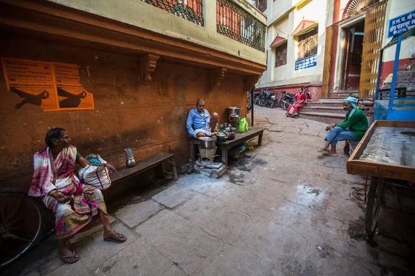 Varanasi Indie Březen 2018 Místní Obyvatelé Jedné Ulic Města Podle — Stock fotografie