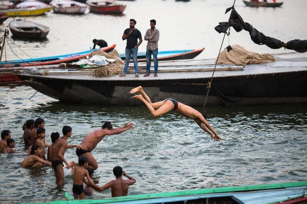 Varanasi Indien März 2018 Jugendliche Tauchen Abends Den Heiligen Ganges — Stockfoto