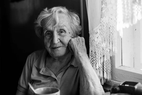 Ritratto Donna Anziana Seduta Tavola — Foto Stock