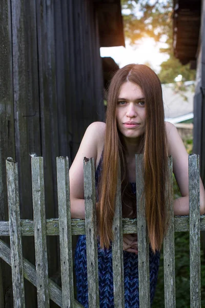 Портрет Молодой Женщины Длинными Волосами Возле Деревянных Заборов — стоковое фото
