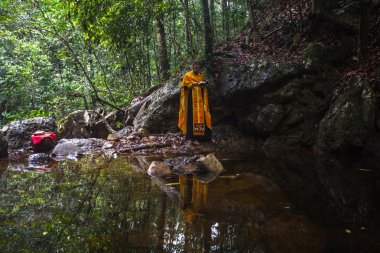 Koh Chang, Tayland - 9 Mar 2018: Ortodoks rahip manevi doğum - vaftiz ayini sırasında. Tayland'da şu anda 10 Ortodoks yerleşim birimleri, Ortodoks nüfus %0,002 tarafından uygulanmaktadır.