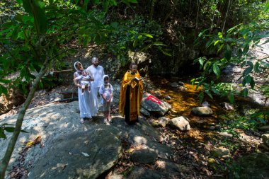 Koh Chang, Tayland - 10 Mar 2018: Hıristiyan ayini manevi doğum - vaftiz sırasında. Tayland'da şu anda 10 Ortodoks yerleşim birimleri, Ortodoks nüfus %0,002 tarafından uygulanmaktadır.