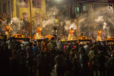 Varanasi, Hindistan - 13 Mar 2018: Bir grup rahip Agni Pooja gerçekleştirmek (Sanskritçe: ibadet of Fire) üzerinde Dashashwamedh Ghat - ana ve en eski ghat Varanasi, Ganj bulunan..