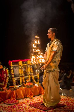 Varanasi, Hindistan - 15 Mar 2018: Bir grup rahip Agni Pooja gerçekleştirmek (Sanskritçe: ibadet of Fire) üzerinde Dashashwamedh Ghat - ana ve en eski ghat Varanasi, Ganj bulunan..