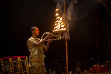 Varanasi, Hindistan - 15 Mar 2018: Bir grup rahip Agni Pooja gerçekleştirmek (Sanskritçe: ibadet of Fire) üzerinde Dashashwamedh Ghat - ana ve en eski ghat Varanasi, Ganj bulunan..