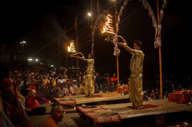 Varanasi, Hindistan - 15 Mar 2018: Bir grup rahip Agni Pooja gerçekleştirmek (Sanskritçe: ibadet of Fire) üzerinde Dashashwamedh Ghat - ana ve en eski ghat Varanasi, Ganj bulunan..