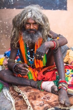 Varanasi, Hindistan - 16 Mar 2018: Hindu sadhu ghats Ganj Nehri üzerinde. Efsaneye göre şehrin yaklaşık 5000 yıl önce Tanrı Shiva tarafından kuruldu.