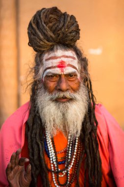 Varanasi, Hindistan - 19 Mar 2018: Sadhu veya Baba (Kutsal adam) ghats Ganj Nehri'nin üzerinde. Normalde bir sadhu vazgeçtiğini, bir keşiş, malzeme keyfi feragat olduğunu. Hindistan'da 4 5 milyon sadhu için.