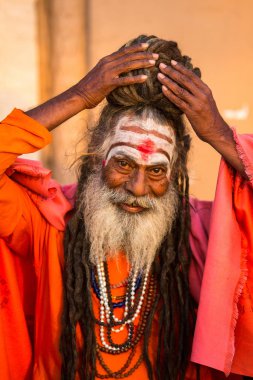 Varanasi, Hindistan - 19 Mar 2018: Sadhu veya Baba (Kutsal adam) ghats Ganj Nehri'nin üzerinde. Normalde bir sadhu vazgeçtiğini, bir keşiş, malzeme keyfi feragat olduğunu. Hindistan'da 4 5 milyon sadhu için.
