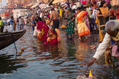 Varanasi, Hindistan - 22 Mar 2018: Hacılar sabahın erken saatlerinde su kutsal Ganj Nehri Dalma. Efsaneye göre şehrin yaklaşık 5000 yıl önce Tanrı Shiva tarafından kuruldu.