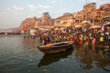 Varanasi, Hindistan - 22 Mar 2018: Hacılar sabahın erken saatlerinde su kutsal Ganj Nehri Dalma. Efsaneye göre şehrin yaklaşık 5000 yıl önce Tanrı Shiva tarafından kuruldu.
