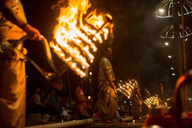 Varanasi, Hindistan - 23 Mar 2018: Hindu rahip Agni Pooja gerçekleştirmek (Sanskritçe: ibadet of Fire) üzerinde Dashashwamedh Ghat - ana ve en eski ghat Varanasi, Ganj bulunan..