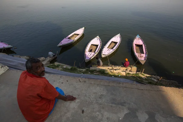 Varanasi India Mar 2018 Barcaiolo Sulle Rive Del Fiume Ganga — Foto Stock