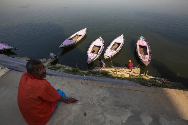 Varanasi Índia Mar 2018 Barqueiros Nas Margens Rio Ganga Uma — Fotografia de Stock