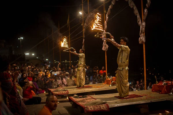 印度瓦拉纳西 2018年3月15日 一群祭司在 Dashashwamedh 卡德上表演烈火 Pooja 崇拜火 位于恒河上的瓦拉纳西主要和最古老的卡德 — 图库照片