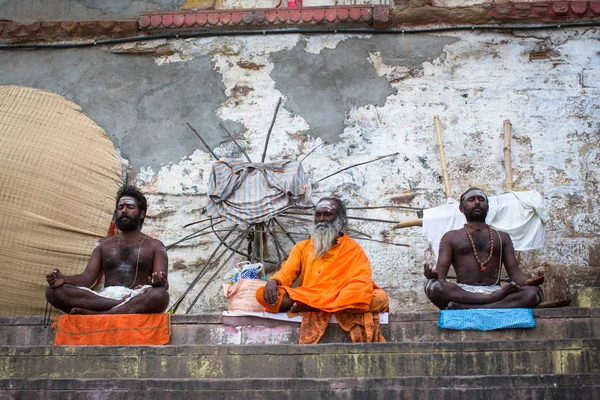 Varanasi Indie Mar 2018 Sadhu Święty Człowiek Dashashwamedh Ghat Jest — Zdjęcie stockowe