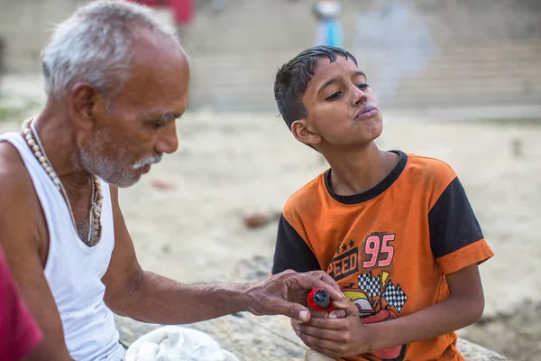 Varanasi India Mar 2018 Bambini Strada Indiani Non Identificati Uomo — Foto Stock