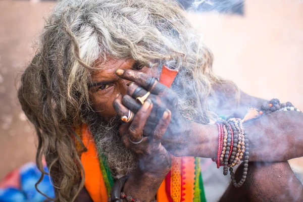 Varanasi India Mar 2018 Hindu Sadhu Smoking Ganja Marihuana Con — Foto Stock