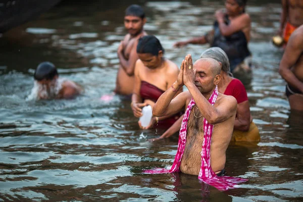 印度瓦拉纳西 2018年3月23日 朝圣者投身于水中的恒河 据传说 这座城市是由5000年前的湿婆神创立的 — 图库照片