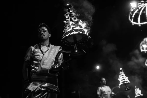 Varanasi Índia Mar 2018 Sacerdotes Hindus Realizam Agni Pooja Sânscrito — Fotografia de Stock