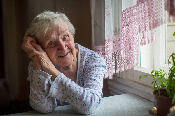 Ηλικιωμένη Γυναίκα Κάθεται Στο Σπίτι Της — Φωτογραφία Αρχείου