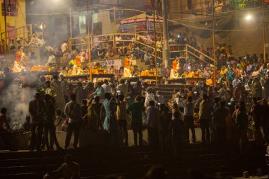 Varanasi, Hindistan - 13 Mar 2018: Bir grup rahip Agni Pooja gerçekleştirmek (Sanskritçe: ibadet of Fire) üzerinde Dashashwamedh Ghat - ana ve en eski ghat Varanasi, Ganj bulunan..