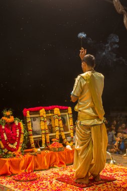 Varanasi, Hindistan - 15 Mar 2018: Bir grup rahip Agni Pooja gerçekleştirmek (Sanskritçe: ibadet of Fire) üzerinde Dashashwamedh Ghat - ana ve en eski ghat Varanasi, Ganj bulunan..