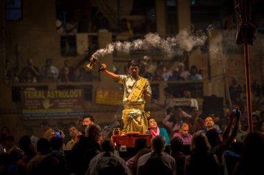 Varanasi, Hindistan - 18 Mar 2018: Hindu rahip Agni Pooja gerçekleştirmek (Sanskritçe: ibadet of Fire) üzerinde Dashashwamedh Ghat - ana ve en eski ghat Varanasi, Ganj bulunan..