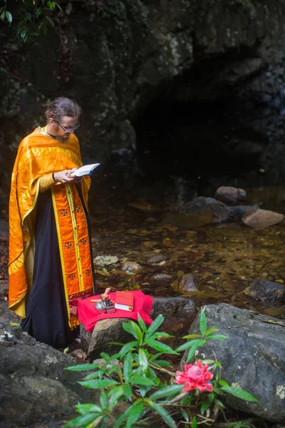 Koh Chang Thailand Mar 2018 Sacerdote Ortodoxo Durante Sacramento Nascimento — Fotografia de Stock