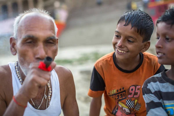 バラナシ インド 2018 正体不明のインドの通りの子供 ガンジス河のほとりに大人の男性 伝説によると 市が設立神シヴァで約 5000 — ストック写真