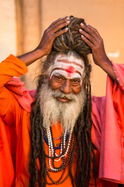 Varanasi, Hindistan - 19 Mar 2018: Sadhu veya Baba (Kutsal adam) ghats Ganj Nehri'nin üzerinde. Normalde bir sadhu vazgeçtiğini, bir keşiş, malzeme keyfi feragat olduğunu. Hindistan'da 4 5 milyon sadhu için.