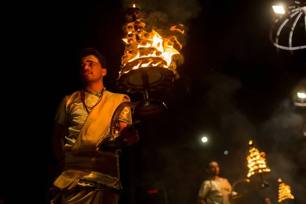 Varanasi Indien März 2018 Hindu Priester Verrichten Agni Pooja Sanskrit — Stockfoto