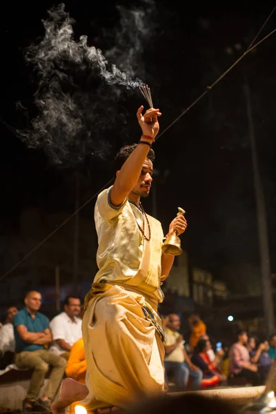 Varanasi Índia Mar 2018 Sacerdotes Hindus Realizam Agni Pooja Sânscrito — Fotografia de Stock