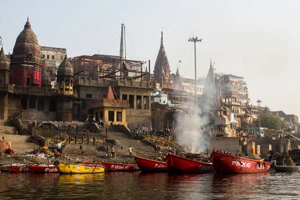 印度的瓦拉纳西 2018年3月26日 从一艘船上滑行穿过瓦拉纳西沿岸的恒河河的水面 据传说 这座城市是由5000年前的湿婆神创立的 — 图库照片