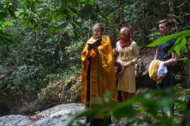 Koh Chang, Tayland - 9 Mar 2018: Hıristiyan ayini manevi doğum - vaftiz sırasında. Tayland'da şu anda 10 Ortodoks yerleşim birimleri, Ortodoks nüfus %0,002 tarafından uygulanmaktadır.