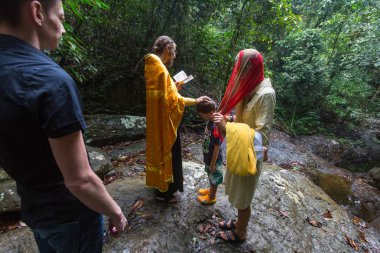 Koh Chang, Tayland - 9 Mar 2018: Hıristiyan ayini manevi doğum - vaftiz sırasında. Tayland'da şu anda 10 Ortodoks yerleşim birimleri, Ortodoks nüfus %0,002 tarafından uygulanmaktadır.
