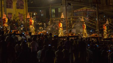 Varanasi, Hindistan - 13 Mar 2018: Bir grup rahip Agni Pooja gerçekleştirmek (Sanskritçe: ibadet of Fire) üzerinde Dashashwamedh Ghat - ana ve en eski ghat Varanasi, Ganj bulunan..