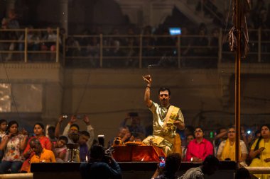 Varanasi, Hindistan - 18 Mar 2018: Hindu rahip Agni Pooja gerçekleştirmek (Sanskritçe: ibadet of Fire) üzerinde Dashashwamedh Ghat - ana ve en eski ghat Varanasi, Ganj bulunan..