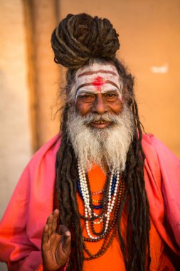 Varanasi, Hindistan - 19 Mar 2018: Sadhu veya Baba (Kutsal adam) ghats Ganj Nehri'nin üzerinde. Normalde bir sadhu vazgeçtiğini, bir keşiş, malzeme keyfi feragat olduğunu. Hindistan'da 4 5 milyon sadhu için.