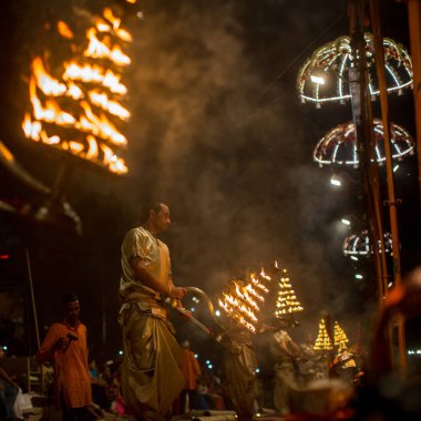 Varanasi, Hindistan - 23 Mar 2018: Hindu rahip Agni Pooja gerçekleştirmek (Sanskritçe: ibadet of Fire) üzerinde Dashashwamedh Ghat - ana ve en eski ghat Varanasi, Ganj bulunan..