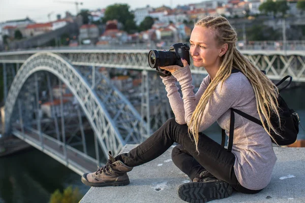 Jovem Com Câmara Sentada Plataforma Observação Frente Ponte Dom Luis — Fotografia de Stock