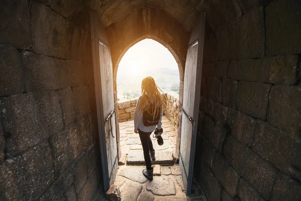 Туристическая Женщина Камерой Исследует Заброшенную Средневековую Крепость Замка — стоковое фото