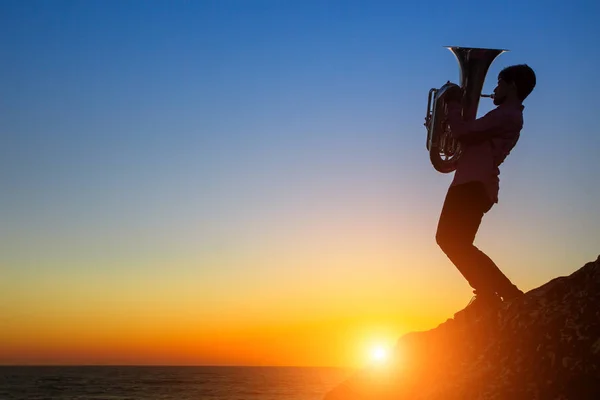 Silhouette Musicien Avec Tuba Trompette Sur Côte Rocheuse Lors Coucher — Photo