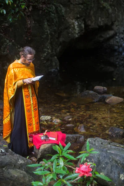 Koh Chang Tailandia Mar 2018 Sacerdote Ortodoxo Durante Sacramento Del —  Fotos de Stock