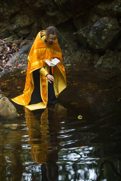 Koh Chang Thailand Mar 2018 Sacerdote Ortodoxo Durante Sacramento Nascimento — Fotografia de Stock