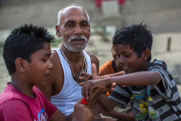 Varanasi India Mar 2018 Niños Calle Indios Identificados Hombre Adulto —  Fotos de Stock
