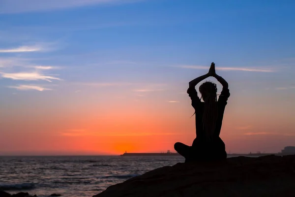 Silueta Ženy Meditace Jóga Oceánu Během Úžasný Západ Slunce — Stock fotografie