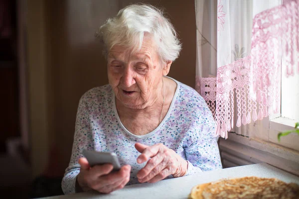Пожилая Женщина Сидит Смартфоном Руках — стоковое фото